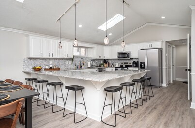 ✨New to VRBO✨ Lakefront Getaway: Fire Pit ~ Dock ~ Games ~ Family & Pet Friendly