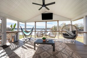 Interior - ✨New to VRBO✨ Lakefront Getaway: Fire Pit ~ Dock ~ Games ~ Family & Pet Friendly (Waterloo)