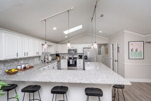 Køleskab, mikrobølgeovn, ovn, kogeplade