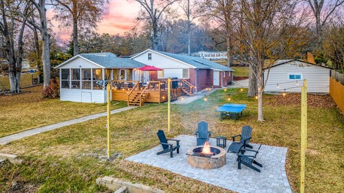 ✨New to VRBO✨ Lakefront Getaway: Fire Pit ~ Dock ~ Games ~ Family & Pet Friendly