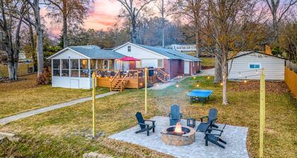 ✨New to VRBO✨ Lakefront Getaway: Fire Pit ~ Dock ~ Games ~ Family & Pet Friendly