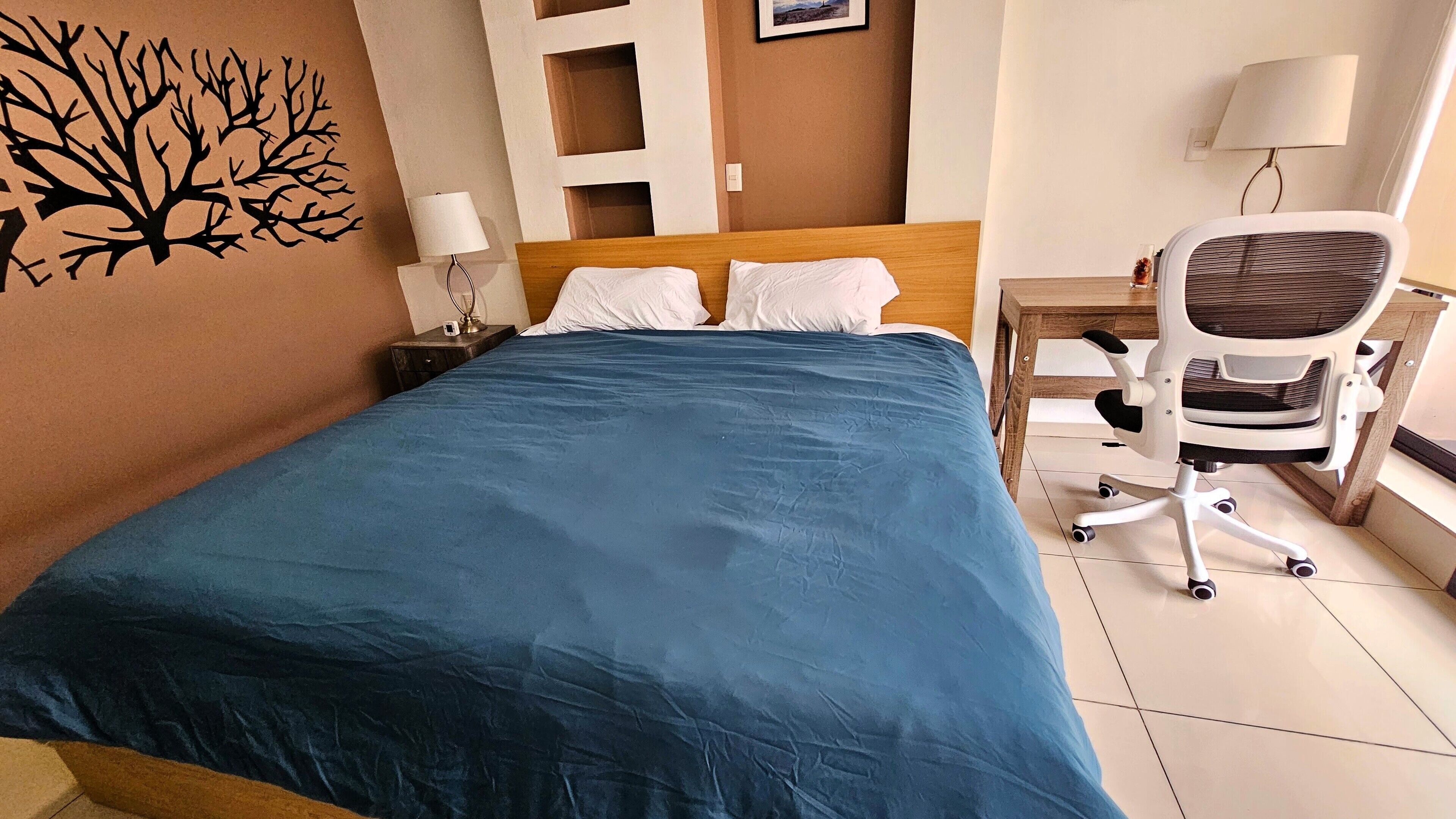 Suíte estúdio executiva, sacada, vista para a cidade | Cofres nos quartos, individualmente decorados, cortinas blackout
