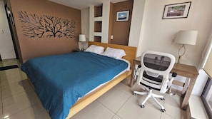 Suíte estúdio executiva, sacada, vista para a cidade | Cofres nos quartos, individualmente decorados, cortinas blackout