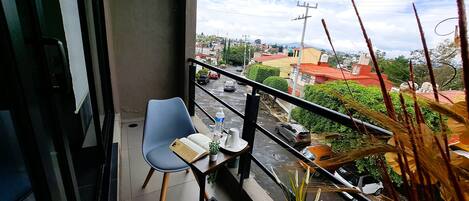 Studio Suite Eksekutif, balkon, pemandangan kota | Balkon
