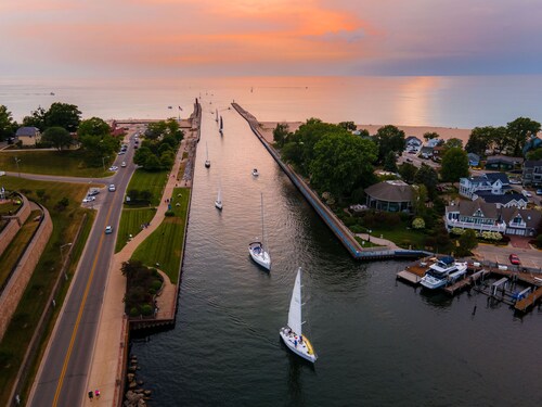 1 mile to beautiful Lake Michigan, bikes provided, fire pit, game room