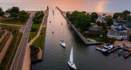 1 mile to beautiful Lake Michigan, bikes provided, fire pit, game room