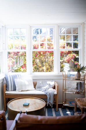 Smart TV, chimenea, futbolito, mesa de ping pong