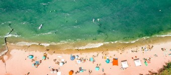 1 mile to beautiful Lake Michigan, bikes provided, fire pit, game room