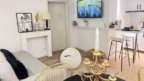 Leilighet | Oppholdsområde | En 45-tommers smart-TV med digitale kanaler samt peis og Netflix