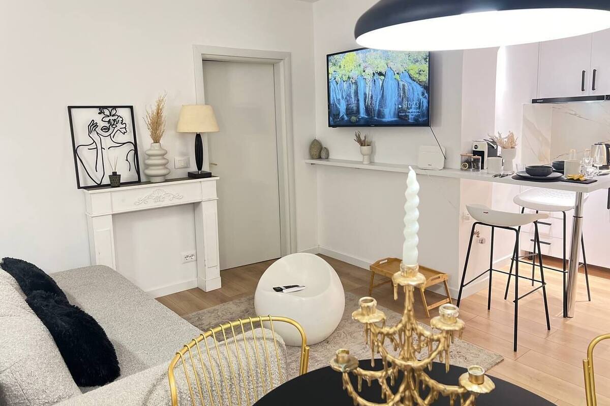 Leilighet | Oppholdsområde | En 45-tommers smart-TV med digitale kanaler samt peis og Netflix