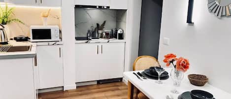 Studio | Vardagsrum | 45-tums smart-tv med digitalkanaler, eldstad och Netflix