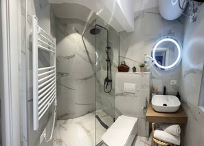 Apartemen | Kamar mandi | Shower, pancuran hujan, perlengkapan mandi gratis, dan pengering rambut