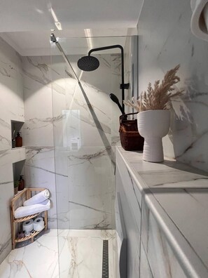 Lejlighed | Badeværelse | Bruser, brusehoved med spredningseffekt, gratis toiletartikler