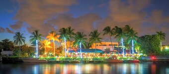 East Haven Tropical Escape. Off Atlantic Ave!!