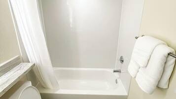 Haartrockner, Handtücher, Seife, Shampoo