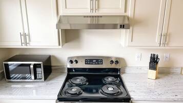 KĂŒhlschrank, Mikrowelle, Ofen, Herdplatte