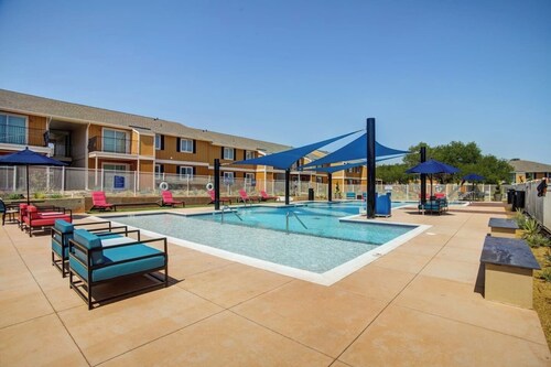 Sleepover | Plush 1BD/1BA + Balcony - OKC