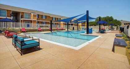 Sleepover | Plush 1BD/1BA + Balcony - OKC