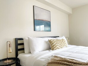 Escritorio, tabla de planchar con plancha, wifi gratis y ropa de cama 