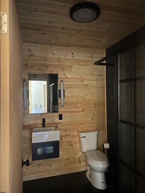 Shower, hair dryer, towels, toilet paper - Cozy suite with modern amenities located at the Black Pearl of Paradise (Paradise)