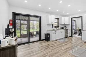 Køleskab, mikrobølgeovn, ovn, kogeplade