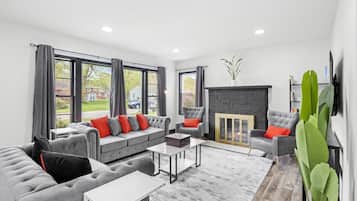 Smart TV, chimenea, futbolito y libros