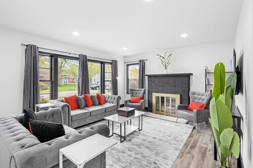 Roomy Retreat–Family&Friends|2 King Beds|Game Room | Valpo University | Dunes