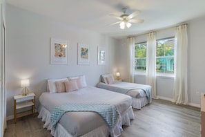 2 habitaciones, escritorio y tabla de planchar con plancha 