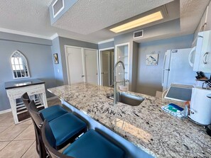 Fridge, microwave, oven, stovetop - 🌴The weather is nice In ParadiseRelax and Catch a couple of fish! 🎣 (Gulf Shores)