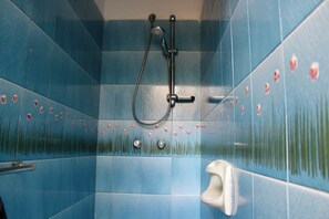Shower, hair dryer, bidet, toilet paper - SEA VIEW HOUSE, sea front (San Pietro In Bevagna)