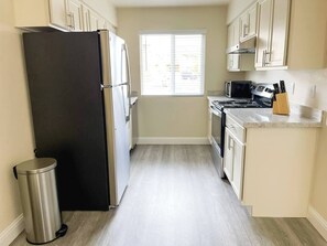 Frigorífico, microondas, horno y placa de cocina