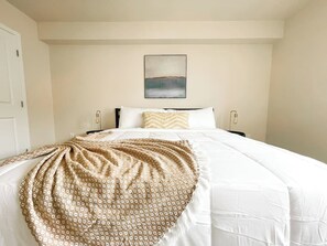 Escritorio, tabla de planchar con plancha, wifi gratis y ropa de cama