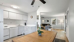 Kaffetrakter/tekoker, kjøleskap, mikrobølgeovn og ovn