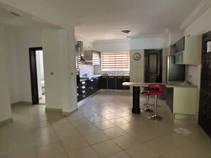 Microwave, oven, stovetop, dishwasher - Luxurious 3-Bedroom Prestigious Villagio Primavera (Accra)