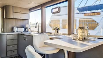 Een koelkast, een kookplaat, een koffiezetapparaat/waterkoker