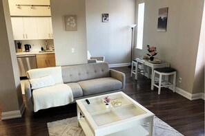 Apartamento urbano, vista para a cidade | Área de estar | Smart TV 50 polegadas com canais digitais