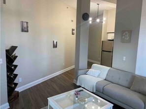 City Apartment, City View | Ruang tamu | 50 inci sebuah televisyen pintar dengan digital 