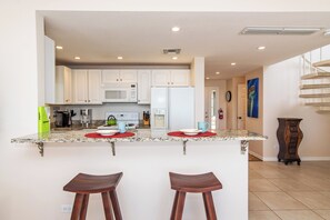 Kjøleskap, mikrobølgeovn, ovn og kokeplater