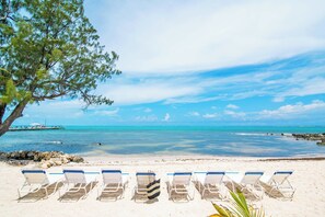 På stranden, solsenger og strandhåndklær