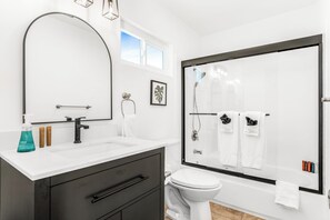 Hair dryer, towels, soap, shampoo - Spacious Ocean Beach Studio w/ Parking - Short Walk to the Beach (San Diego)