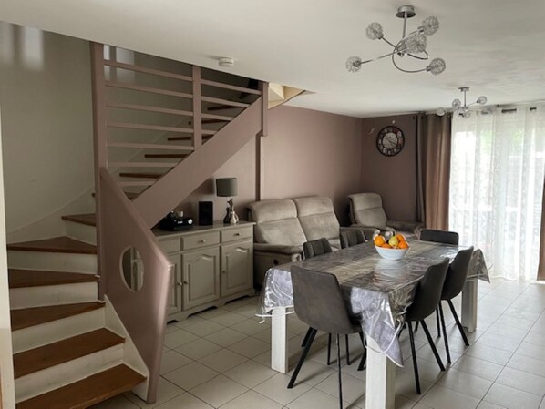 Dining - Maison Mitoyenne de 3 Chambres Pour 6 Personnes (Soustons)