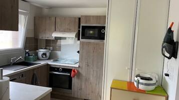 Een koelkast, een microgolfoven, een oven, een kookplaat