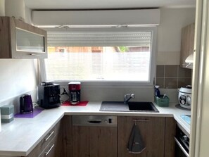 Fridge, microwave, oven, stovetop - Maison Mitoyenne de 3 Chambres Pour 6 Personnes (Soustons)