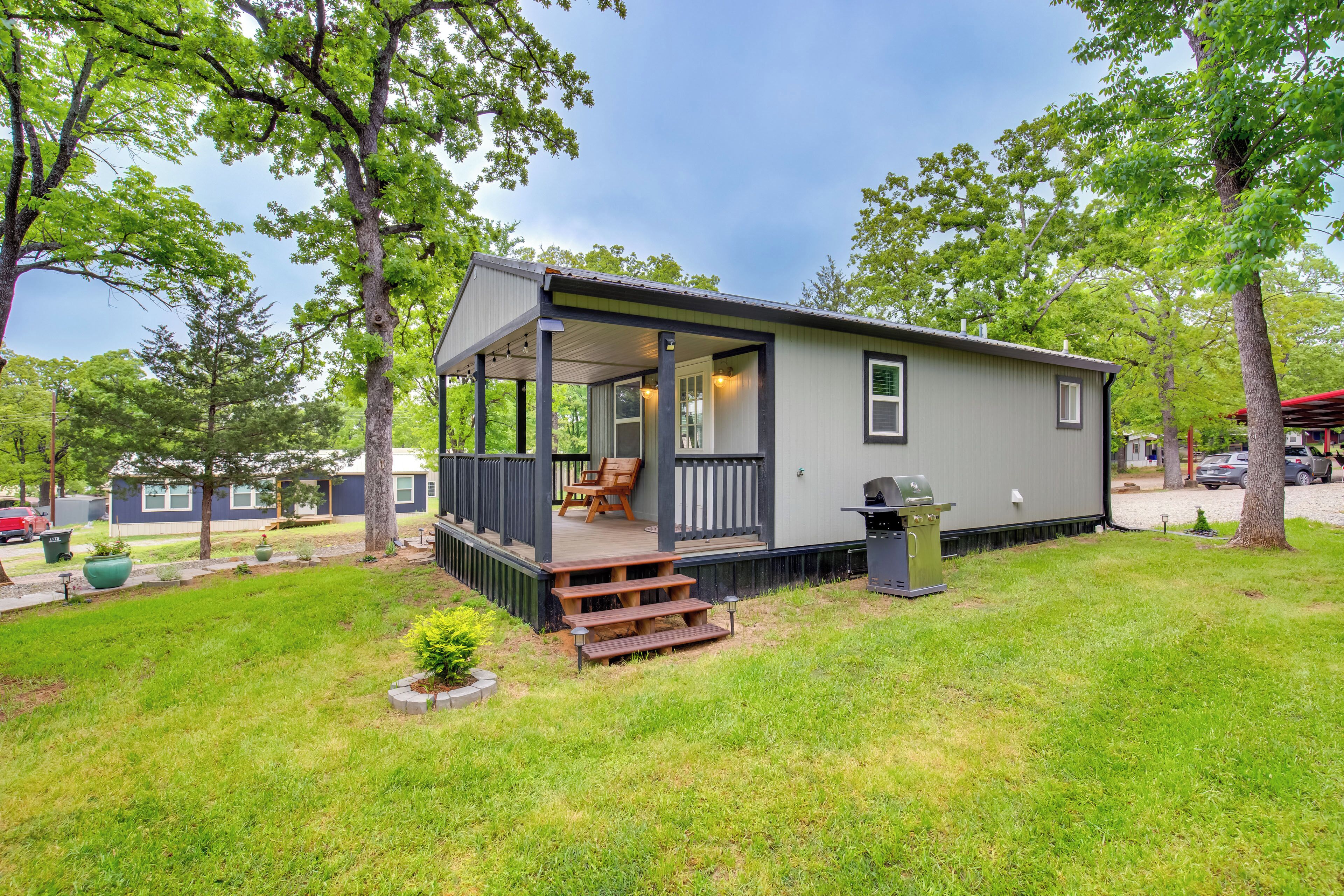 Mead Cabin: 2 Blocks to Willow Springs Marina