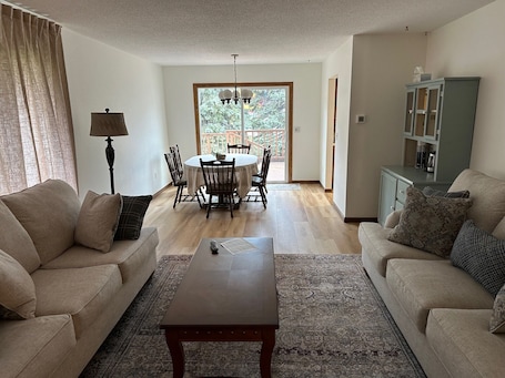 Smart TV, DVD player, stereo. The Pool House- lots of sleeping space. Great location!