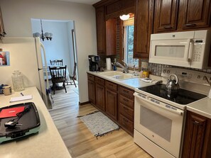 Kjøleskap, mikrobølgeovn, ovn og kokeplater