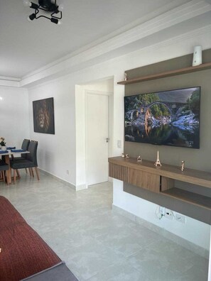 Interior - Lindo Apartamento pé na Areia, Localização há Poucos Metros da Feira Artesanal (Centro Mongaguá)