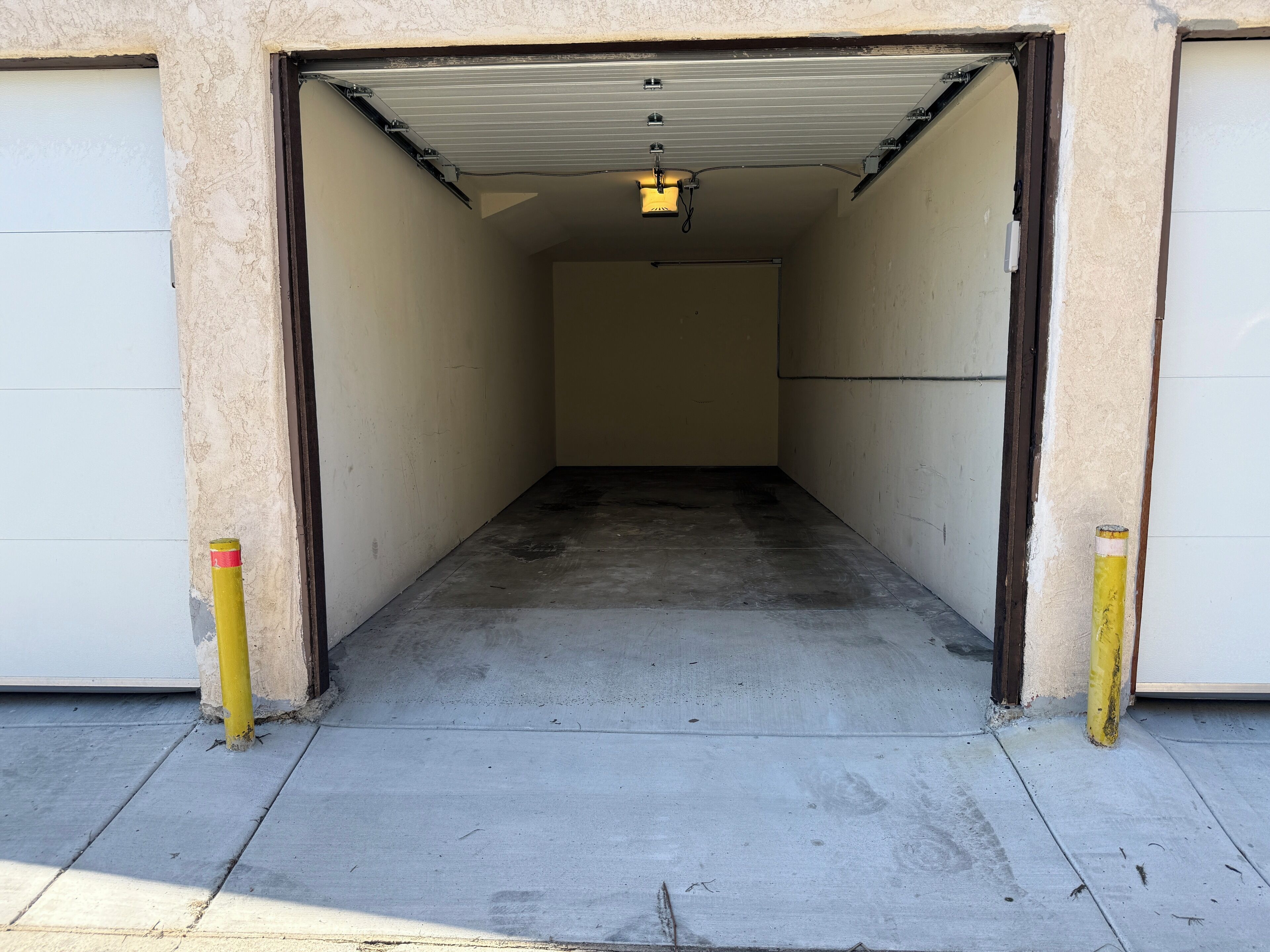 
Garage Dimensions: 96in(W) x 83in(H) x 24.5ft(L) 