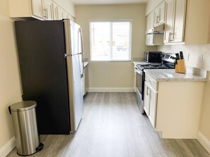 Frigorífico, microondas, horno y placa de cocina