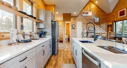 Tranquil cabin w/ indoor pool, hot tub, woodland views + free attraction tickets